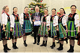 zdjęcie przedstawia 7 tancerek zespołu kalina oraz rektora uczelni