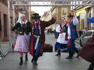 zdjęcie przedstawia pary naszych tancerzy na wrocławskiej majówce turystycznej