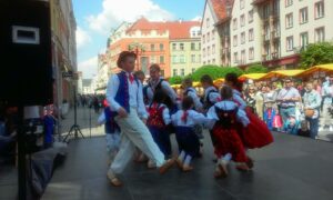 zdjęcie przedstawia młodszych członków naszego zespołu kalina tańczących na wrocławskiej majówce turystycznej