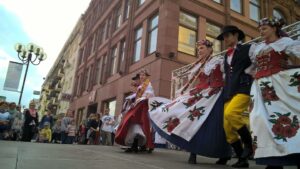 zdjęcie przedstawia pary tancerzy tańczących na wrocławskiej majówce turystycznej