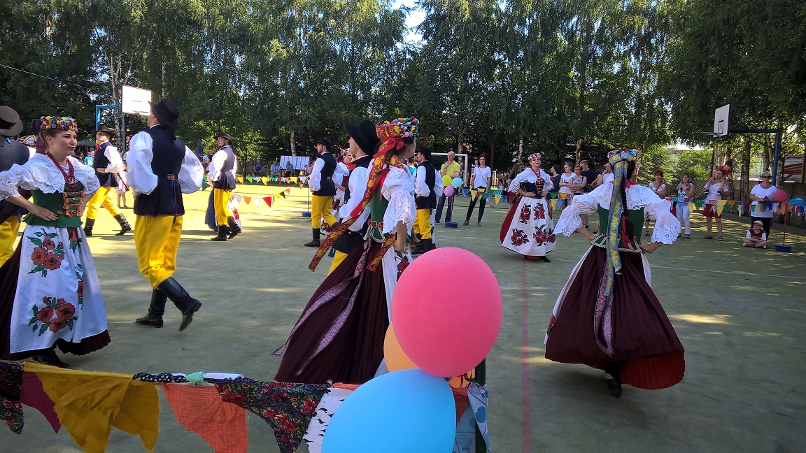 zdjęcie przedstawia naszych tancerzy na festynie w wąsoszu
