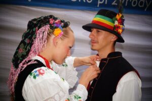 zdjęcie przedstawia parę tancerzy przygotowującą się do występu